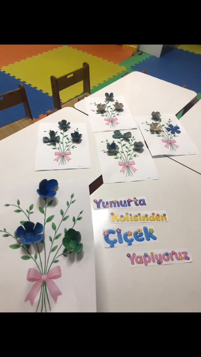 Atölyede yumurta kolisinden hazırlanmış çiçek çalışmaları